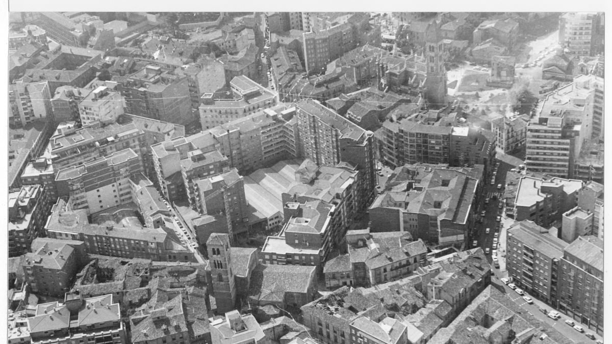 Vista aérea de Valladolid con la iglesia de San Martín en el centro y la Casa Revilla en la parte inferior derecha, en 1982.- ARCHIVO MUNICIPAL DE VALLADOLID