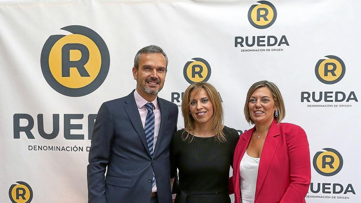 Santiago Mora, Carmen San Martín y Milagros Marcos en la presentación del nuevo logo de la DO Rueda.-ICAL