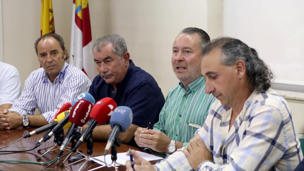 El presidente de Asaja Castilla y León, Donaciano Dujo (2D), junto a las organizaciones agrarias UCCL y la Alianza por la Unidad del Campo informan de la manifestación que tendrá lugar el miércoles en Valladolid.-ICAL