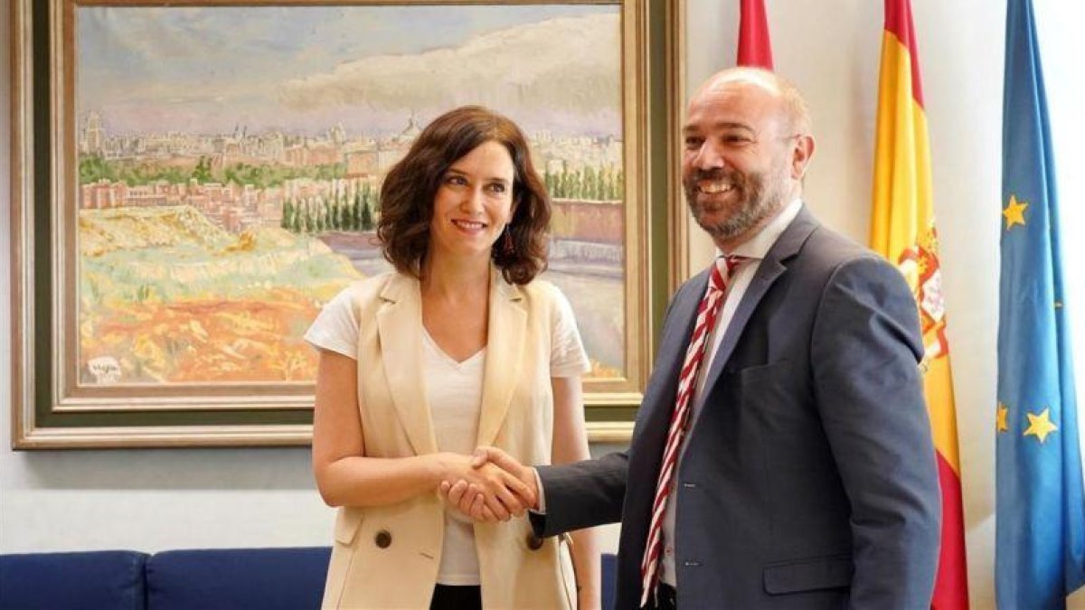 La candidata del PP a la presidencia de la Comunidad de Madrid, Isabel Díaz Ayuso, y el presidente de la Asamblea de Madrid, Juan Trinidad-JOSE LUIS ROCA