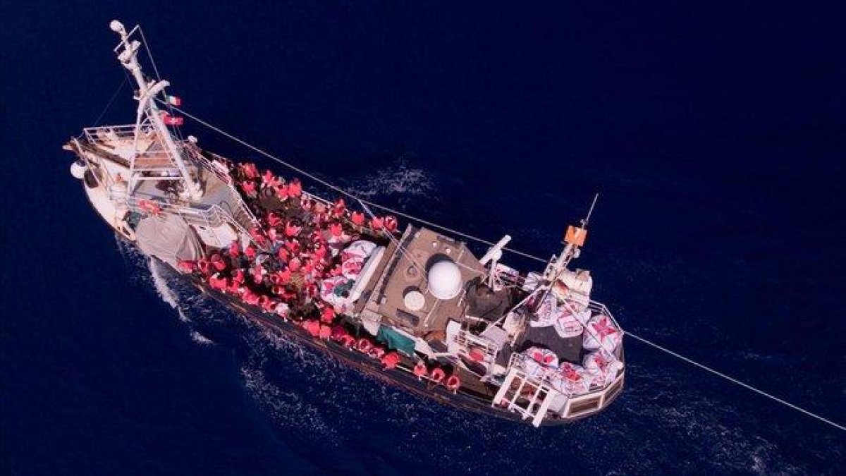 El barco alemán Eleonore navega en el Mediterráneo con alrededor de 100 migrantes a bordo después de ser rescatados.-JOHANNES FILOUS / EUROPA PRESS