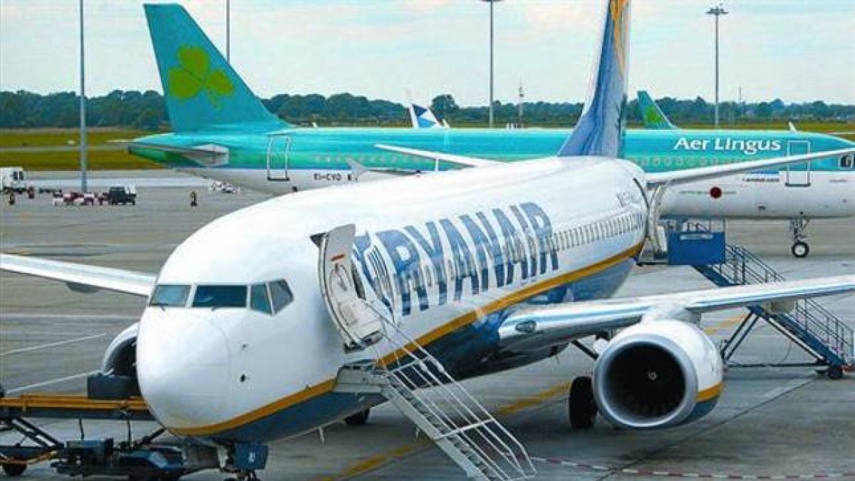 Aviones de Ryanair y Aer Lingus en el aeropuerto de Dublín.-Foto: ARCHIVO/ APD