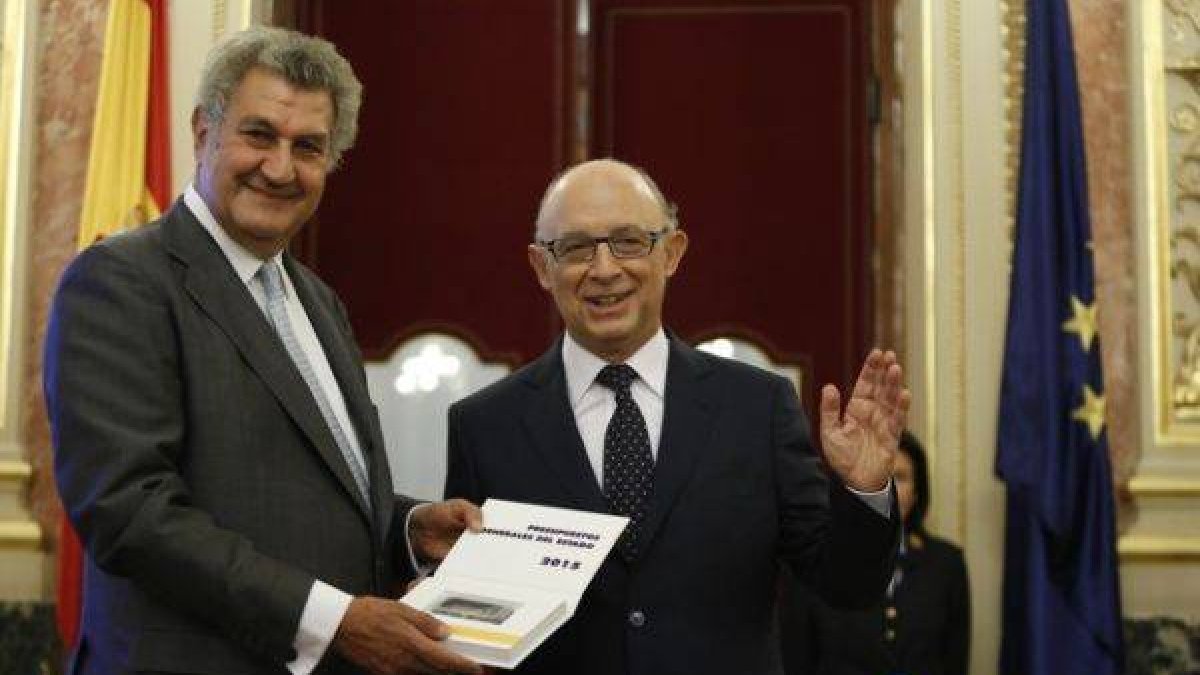 El ministro de Hacienda, Cristóbal Montoro, entrega los presupuestos al presidente del Congreso, Jesús Posada.-Foto:   JUAN MANUEL PRATS
