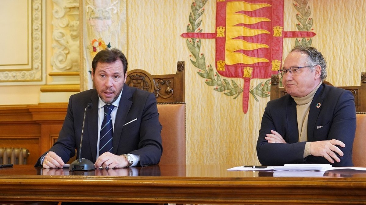 Óscar Puente y el concejal Antonio Otero guardando las distancias.
