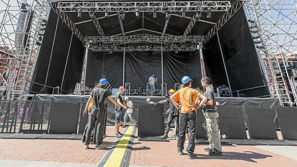 Técnicos trabajan en la instalación de un escenario en Valladolid. | M. A. SANTOS