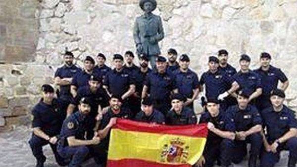 Agentes de la Guardia Civil, junto a la estatua de Franco en Melilla.-