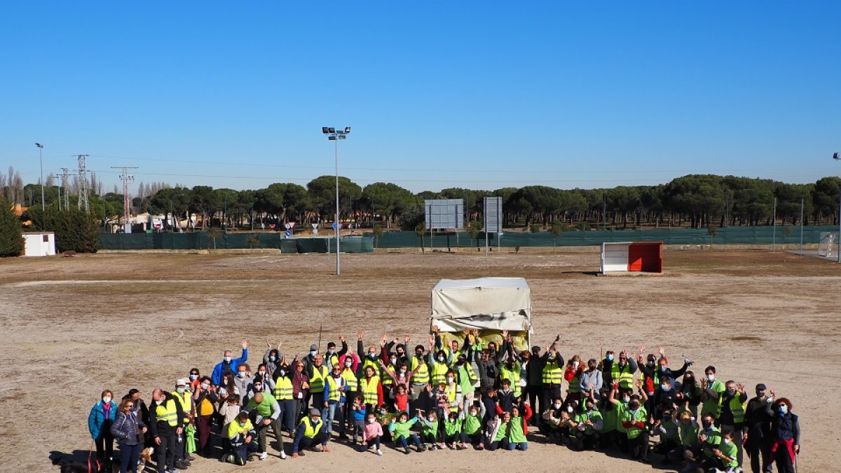 Participantes en la recogida de residuos en espacios naturales de Simancas. -E.M