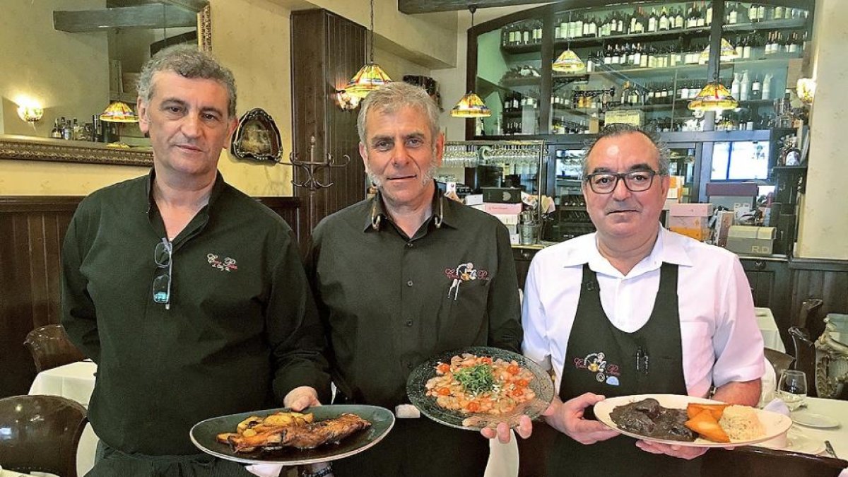 Javier Chillón, Germán Hernández y José Alberto Sánchez, con tres platos de la carta de Casa Paca.-ARGICOMUNICACIÓN