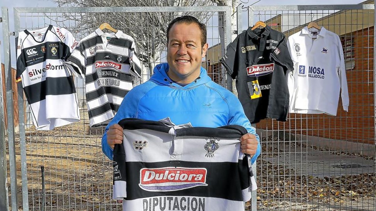 Manu Serrano posa con una selección de las camisetas del Club de Rugby ElSalvador que ha vestido a lo largo de 30 años como ‘chamizo’.-J. M. LOSTAU