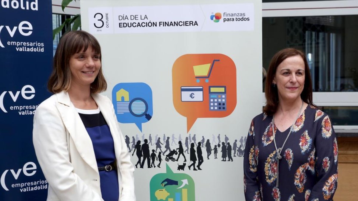 La presidenta de la CVE, Ángela de Miguel (I), y la directora de la sucursal del Banco de España en Valladolid, Natividad Santiago.-ICAL