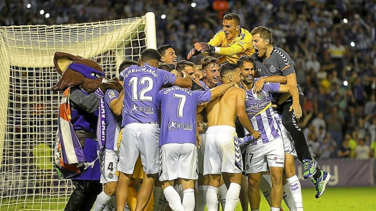 Los jugadores del Real Valladolid celebran el gol de Mata que significó el definitivo empate anoche en Zorrilla.-ROBERTO FERNÁNDEZ