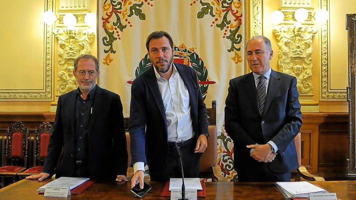 Saravia, Puente y Gato durante la presentación del presupuesto.-E. M.