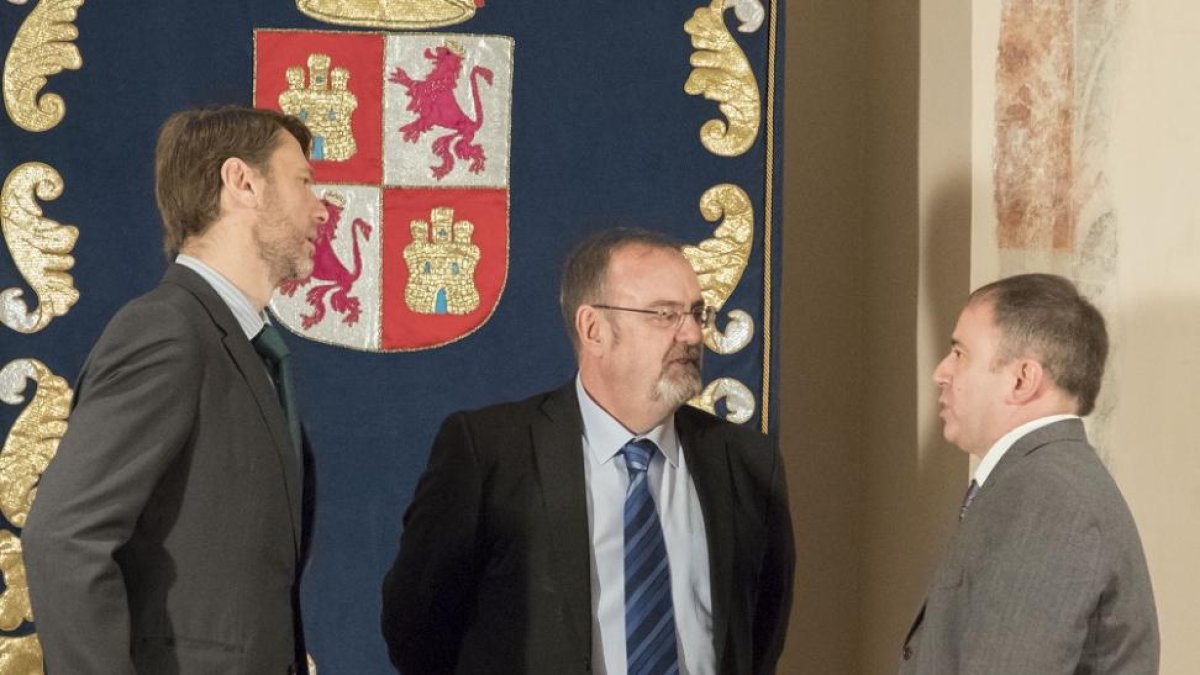 El consejero de Educación, Fernando Rey(C), junto al presidente de la Fundación Real Valladolid, Carlos Suárez(I), y el presidente de la Asociación de la Prensa Deportiva de Valladolid, Íñigo Torres(D)-ICAL