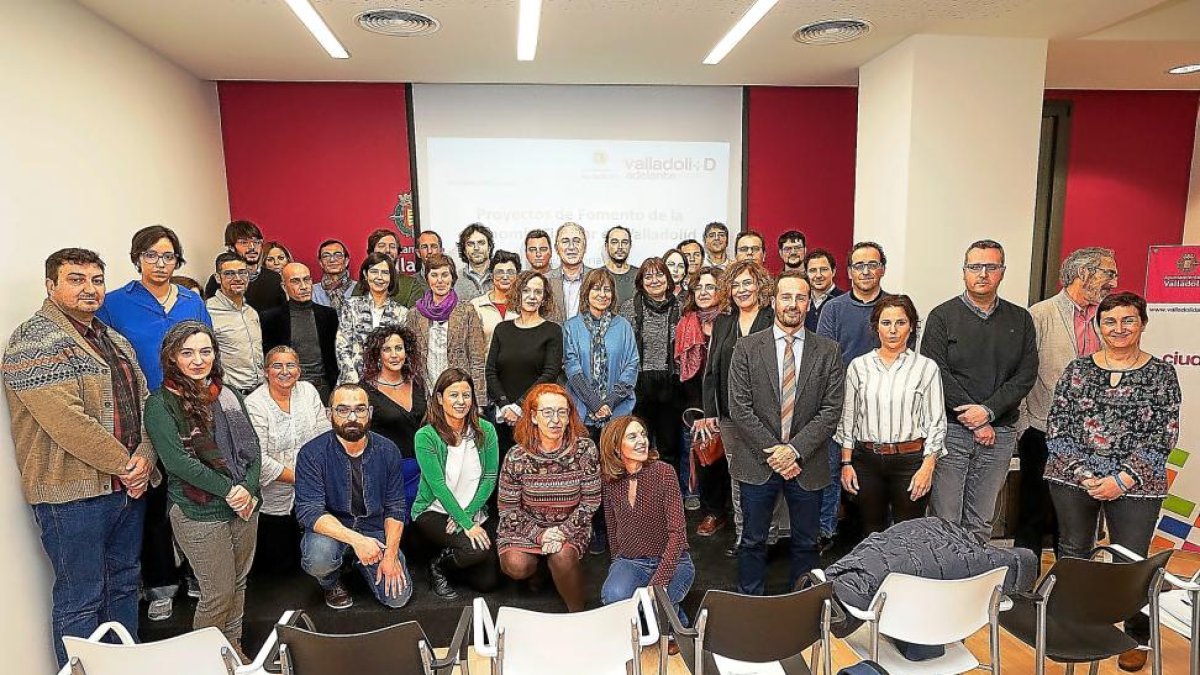 Foto de familia de los promotores de los proyectos seleccionados con el concejal Antonio Gato, en el centro.-E. M.