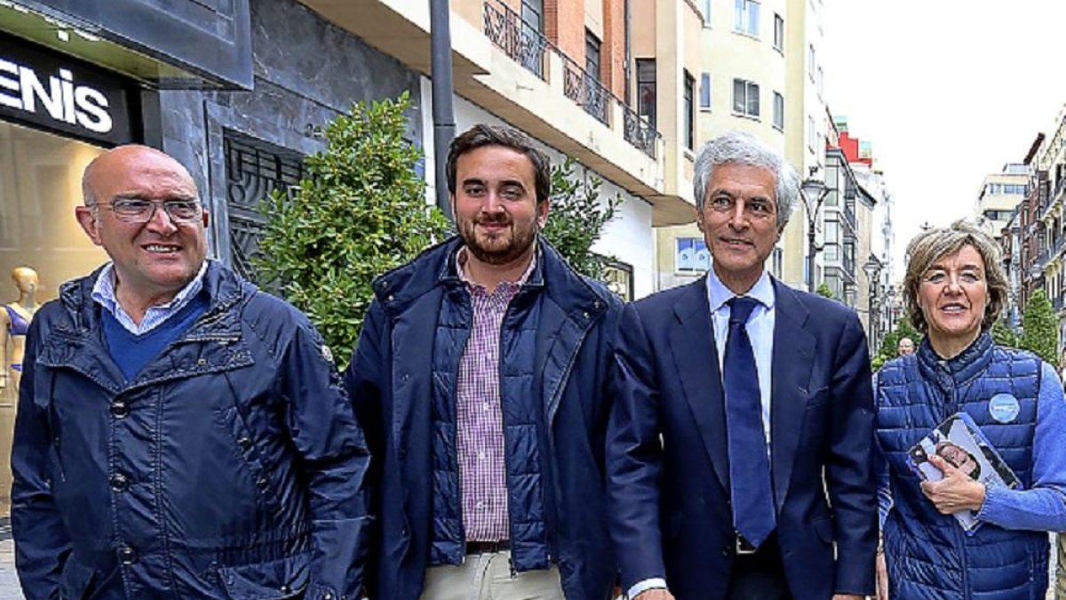 Jesús Julio Carnero, José Ángel Alonso, Adolfo Suárez Illana e Isable García Tejerina, en una momento de la visita del candidato por Madrid.-ICAL