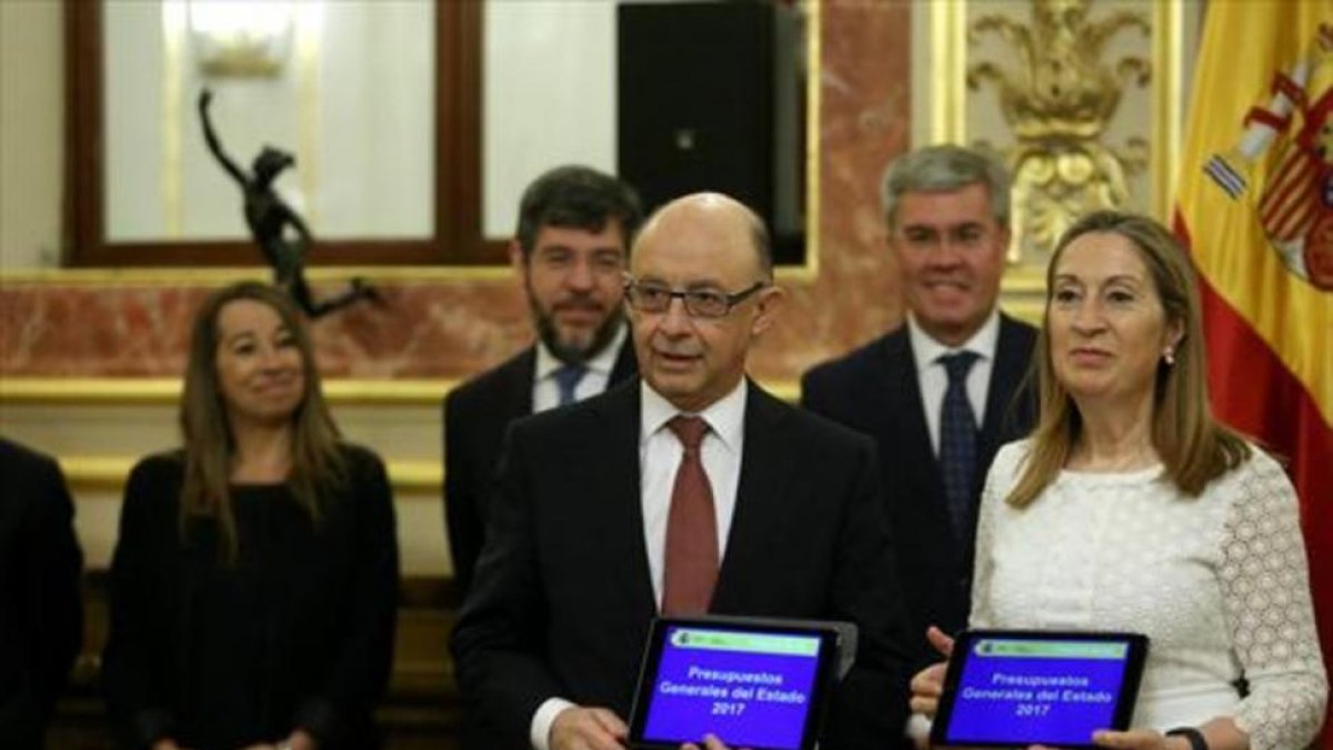 Cristóbal Montoro entrega el proyecto de Presupuestos a Ana Pastor en el Congreso.-JUAN MANUEL PRATS
