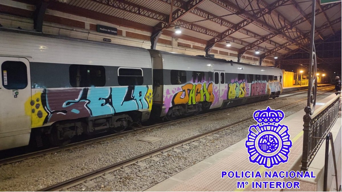 Detalle de los desperfectos, en una  imagen facilitada por la Policía Nacional.- ICAL