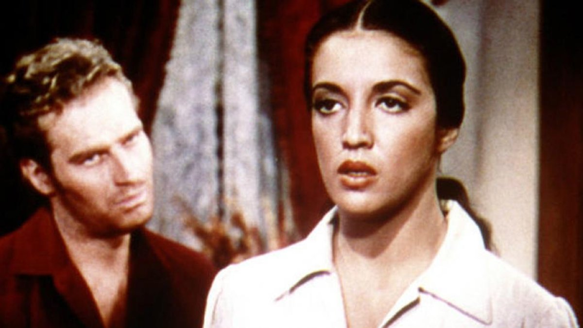 Katy Jurado siendo observada por Charlton Heston, durante una escena de la película Arrowhead-/ PERIODICO