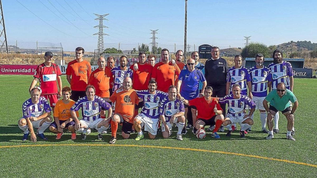 Los veteranos del Real Valladolid junto a los jugadores de El Puentre y organizadores del partido.-PABLO REQUEJO