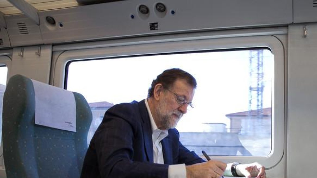 Rajoy toma notas en el AVE que le ha llevado a Zamora.-EFE
