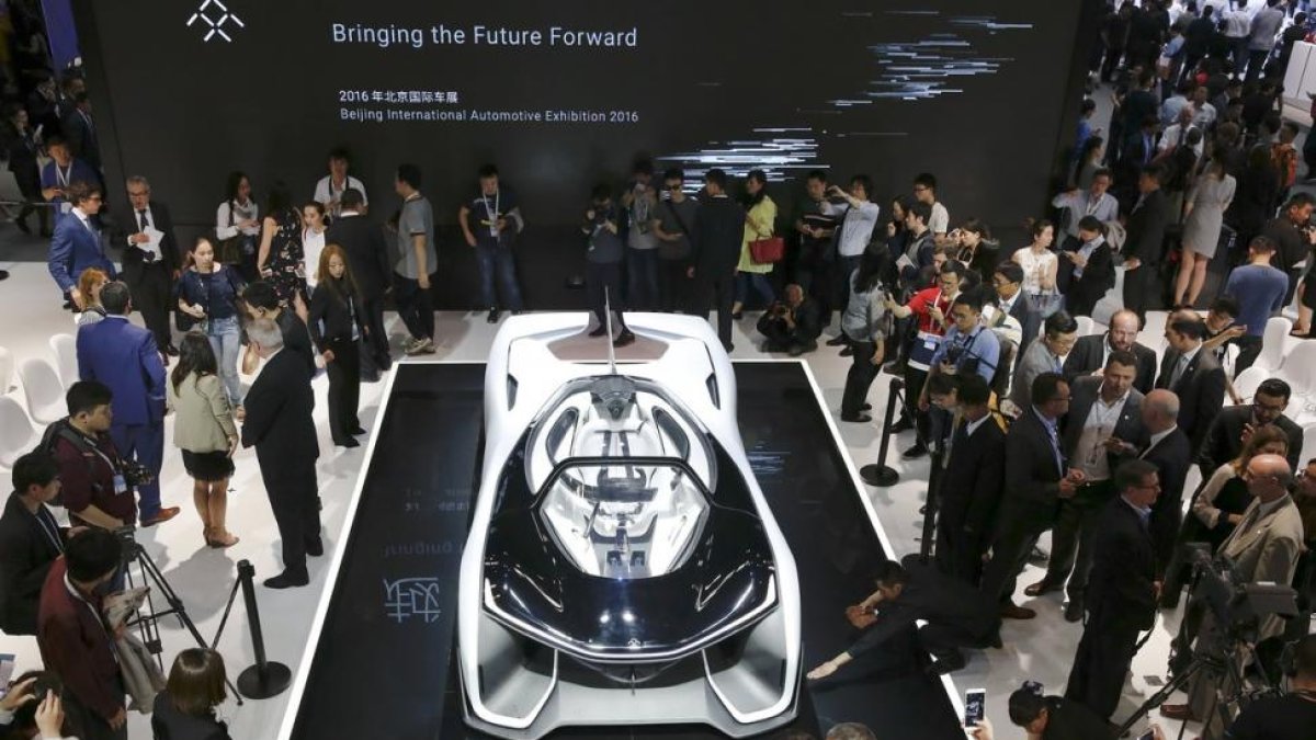 Visitantes alrededor del 'concept car' Faraday Future FFZERO1.-REUTERS / DAMIR SAGOLJ