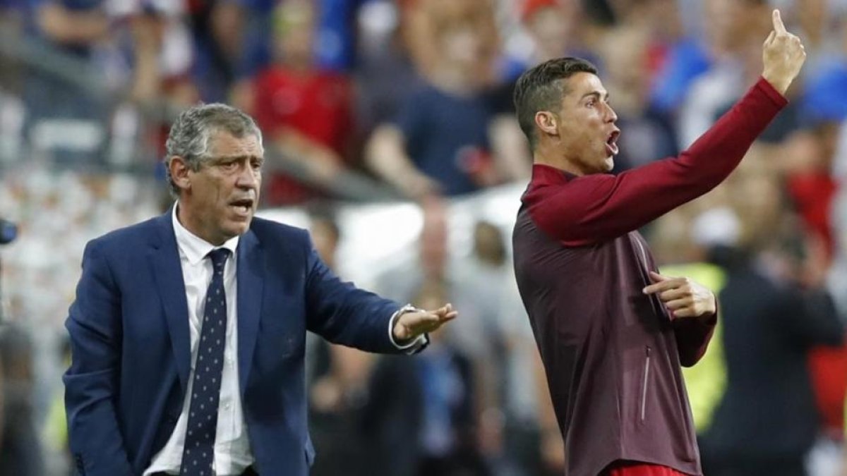 Cristiano Ronaldo da órdenes desde la banda durante la final de la Eurocopa, junto al seleccionador, Fernando Santos.-REUTERS / CARL RECINE