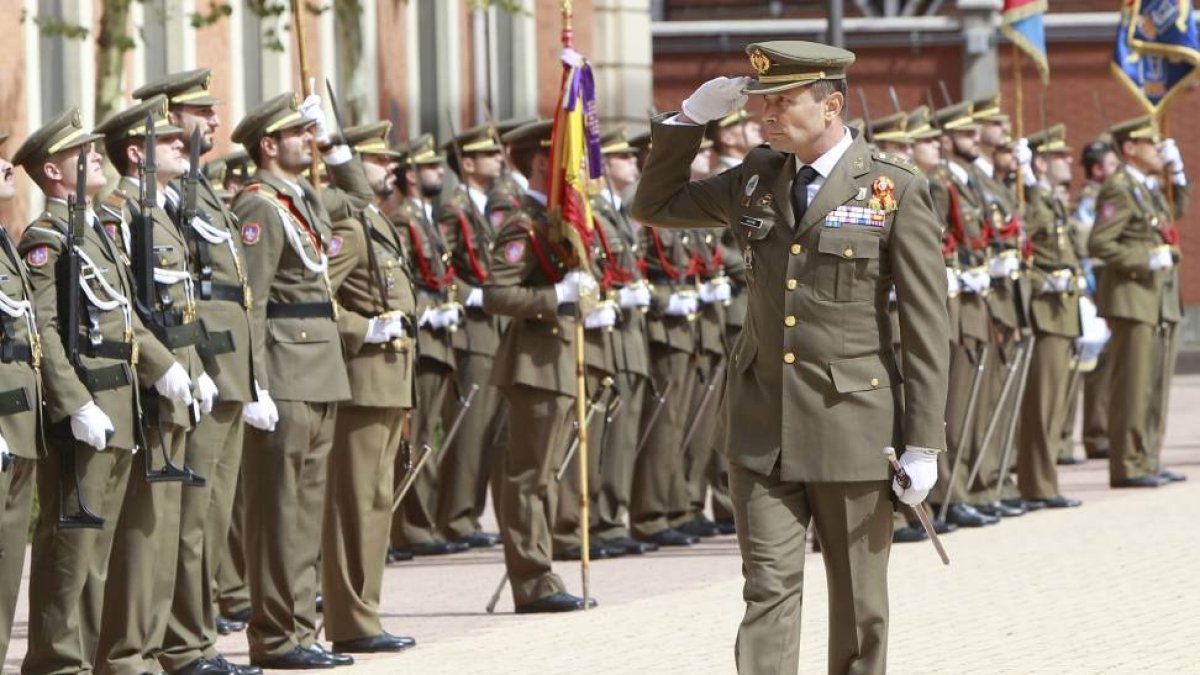 Saludo del coronel director de la Academia de Caballería durante el acto de inauguración.-J.M. Lostau