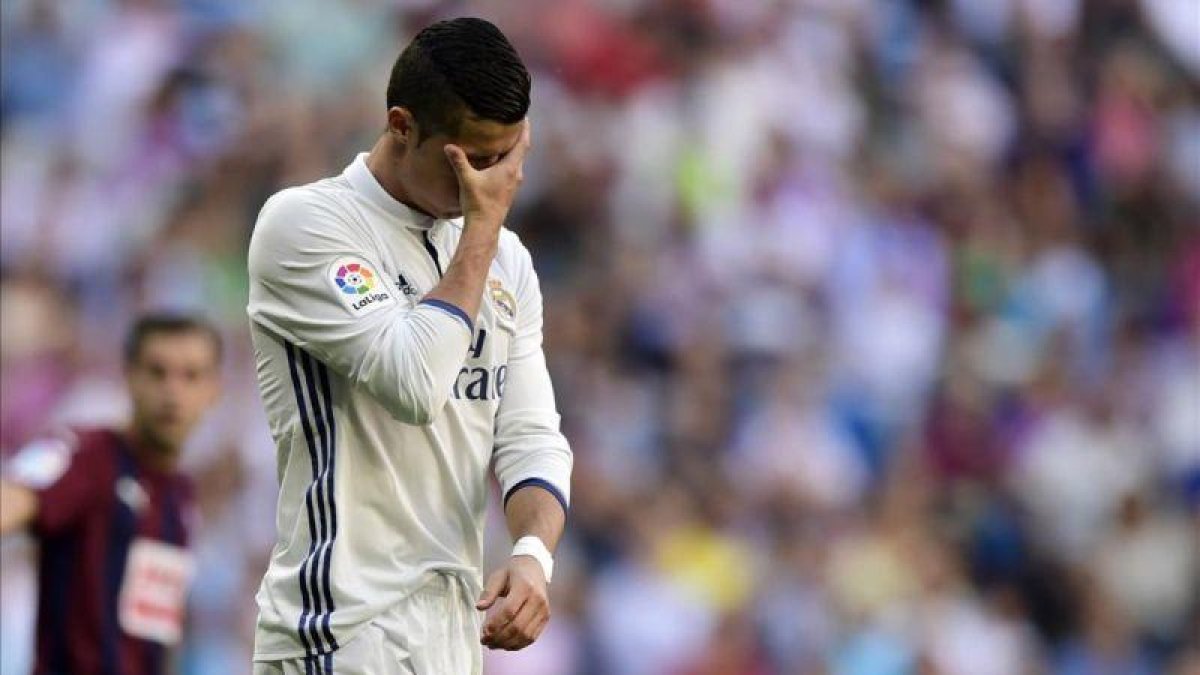 Cristiano se tapa la cara en el encuentro del pasado domingo ante el Eibar.-AFP / JAVIER SORIANO