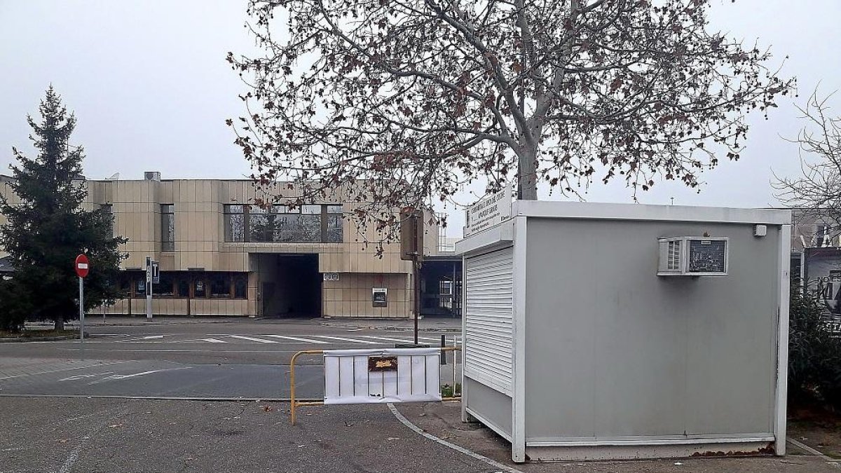Caseta cerrada en el estacionamiento en frente de la Feria de Valladolid.-E.M