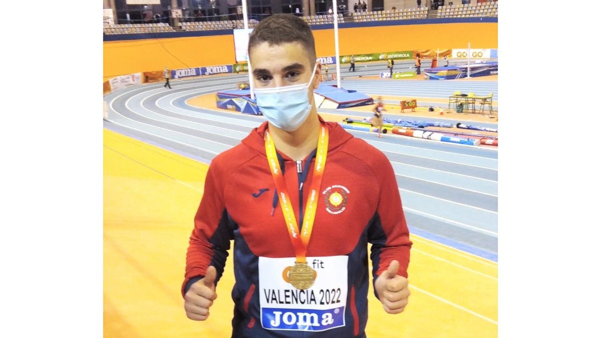 Mateo de Castro con la medalla de oro en Valencia. / CAV