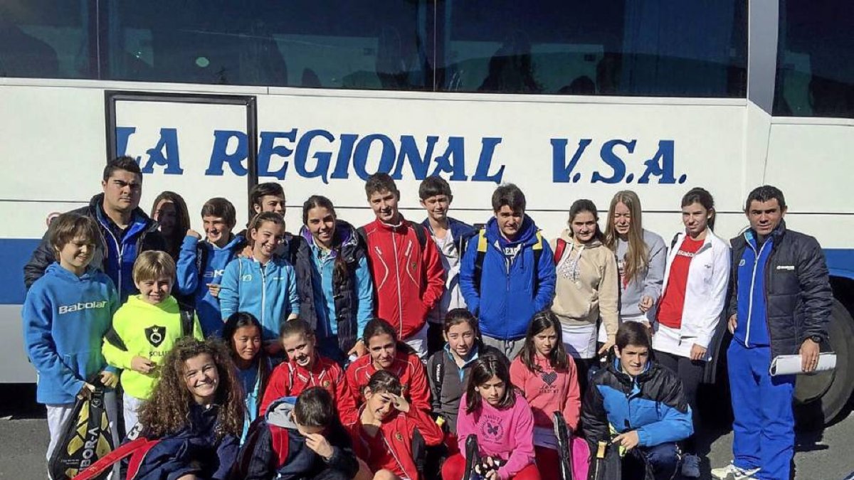 Varios jóvenes integrantes del club vallisoletano posan antes de partir hacia una competición.-El Mundo