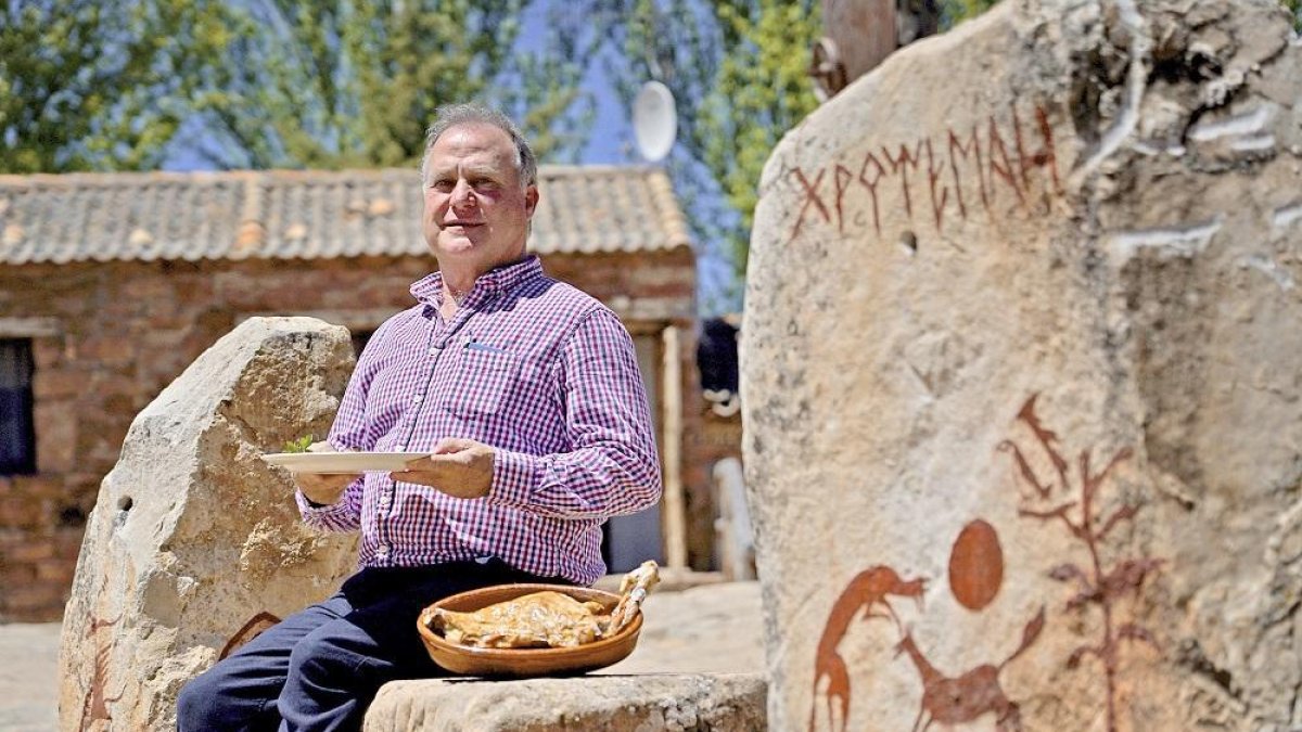 Manuel de Pablos en la entrada de la Venta de Tiermes, en el yacimiento arqueológico termesino.-