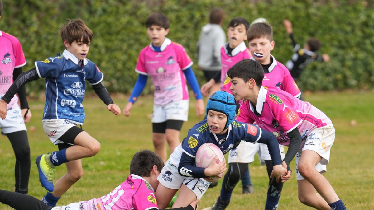 Disputa por el oval en uno de los encuentros entre el VRAC y El Salvador. / LOSTAU