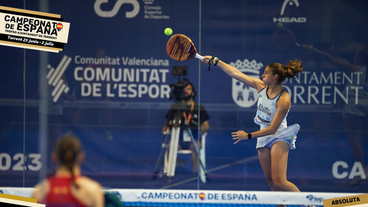 Alejandra Alonso realiza un golpe acrobático en la final en Torrent. / FEP