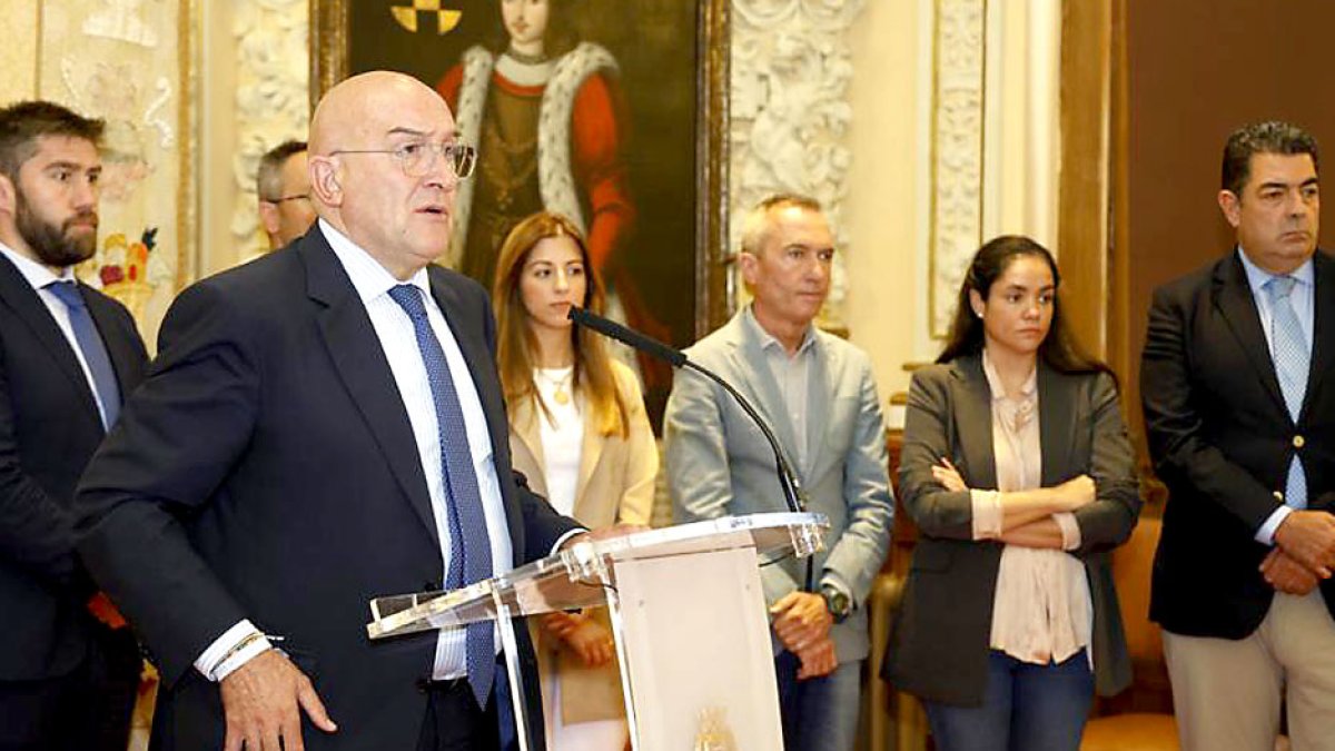 El alcalde de Valladolid, Jesús Julio Carnero, comparece para hacer balance de sus cien primeros días de Gobierno, acompañado de los concejales de su equipo. E. M.