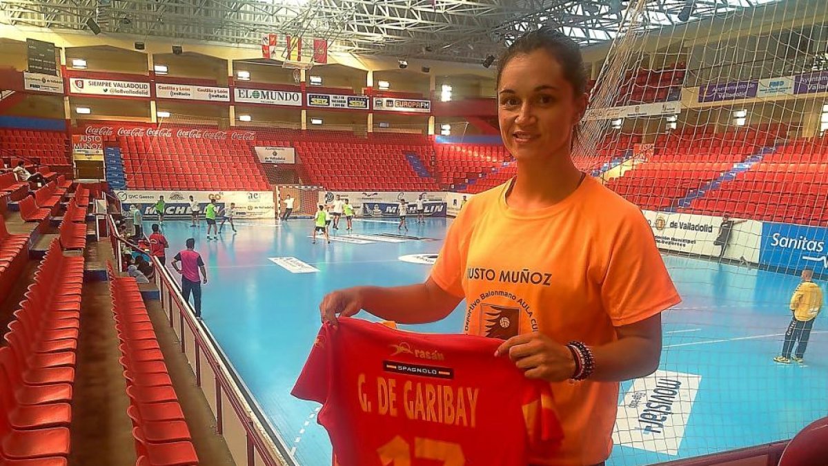 Amaia González de Garibay posa ayer en Huerta del Rey con una camiseta de la selección española.-G. VELASCO