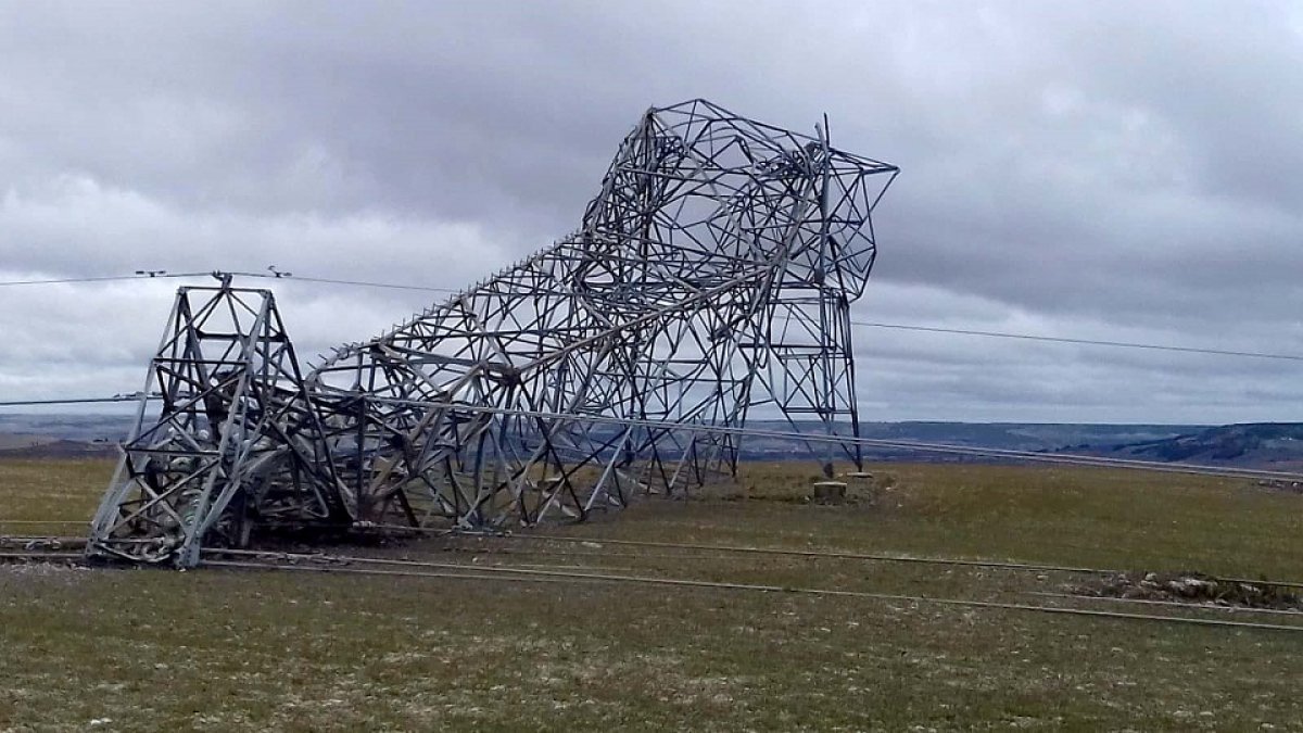 Caída de un poste de la luz en Piñel de Arriba. | ICAL