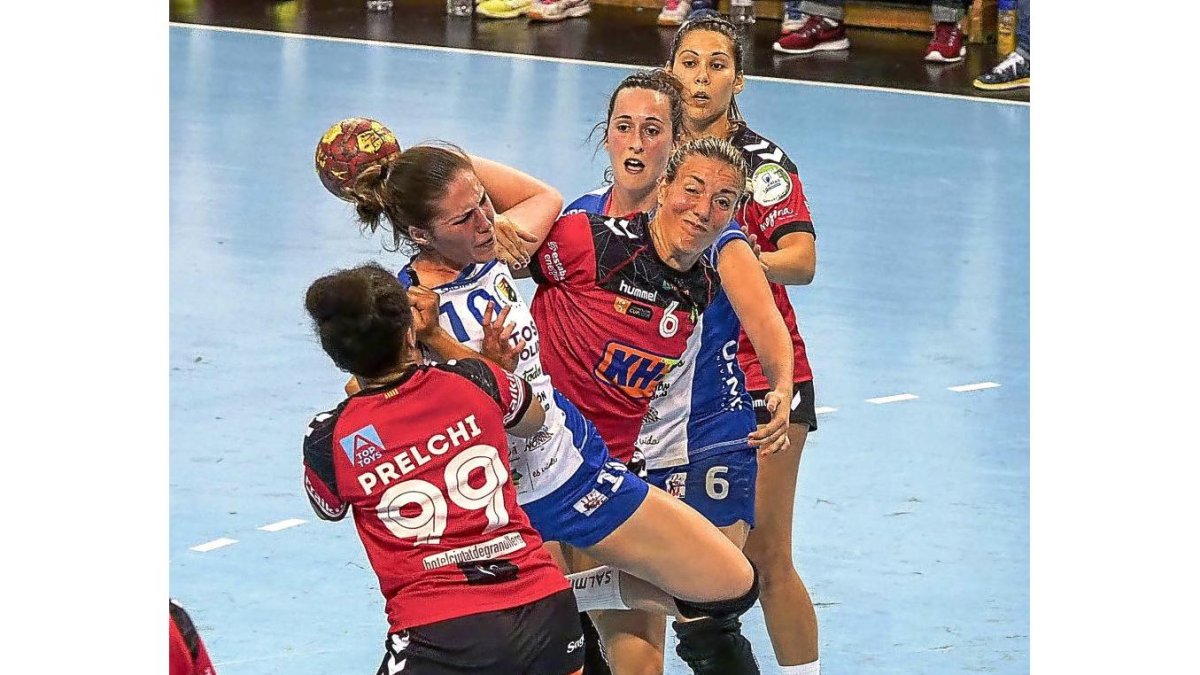 La goleadora María Prieto O’Mullony tuvo vigilancia especial por parte de la férrea defensa del Granollers como se ve en la imagen.-M. A. SANTOS