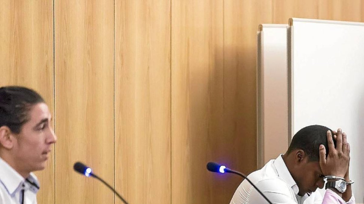 Dos de los acusados antes del comienzo del juicio-M. A. SANTOS