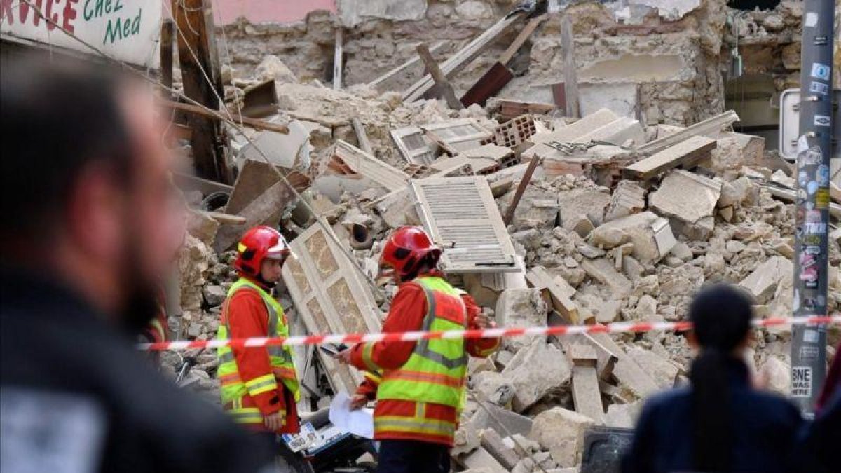 Bomberos y policías trabajan en el lugar en el que se han derrumbado dos edificios en Marsella, este lunes.-GERARD JULIEN (AFP)