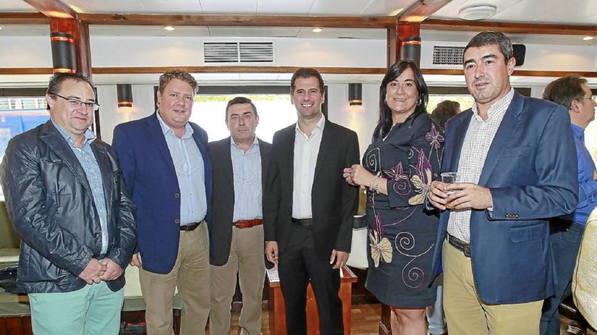 Julio Fernández (alcalde Pajares de los Oteros –León–), Óscar Álvarez (PSOE), Enrique Busto (alcalde Hospital de Órbigo –León–), Luis Tudanca (secretario general del PSCyL), Ana Sánchez (PSOE) y Pablo R. Lago (director de El Mundo Castilla y León).-J. M. Lostau