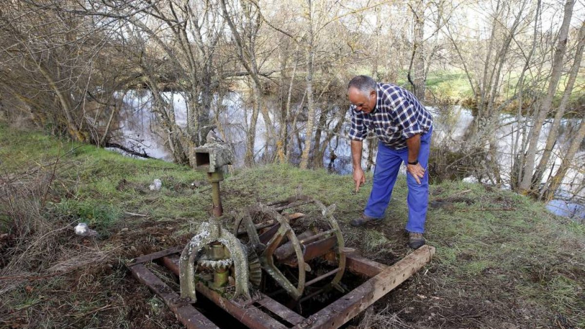 Un vecino del San Vicente de la Cabeza (Zamora) muestra el pozo de una finca donde han aparecido restos humanos que podrían corresponder a los de la mujer dominicana y su hija desaparecidas desde junio en Madrid-Efe