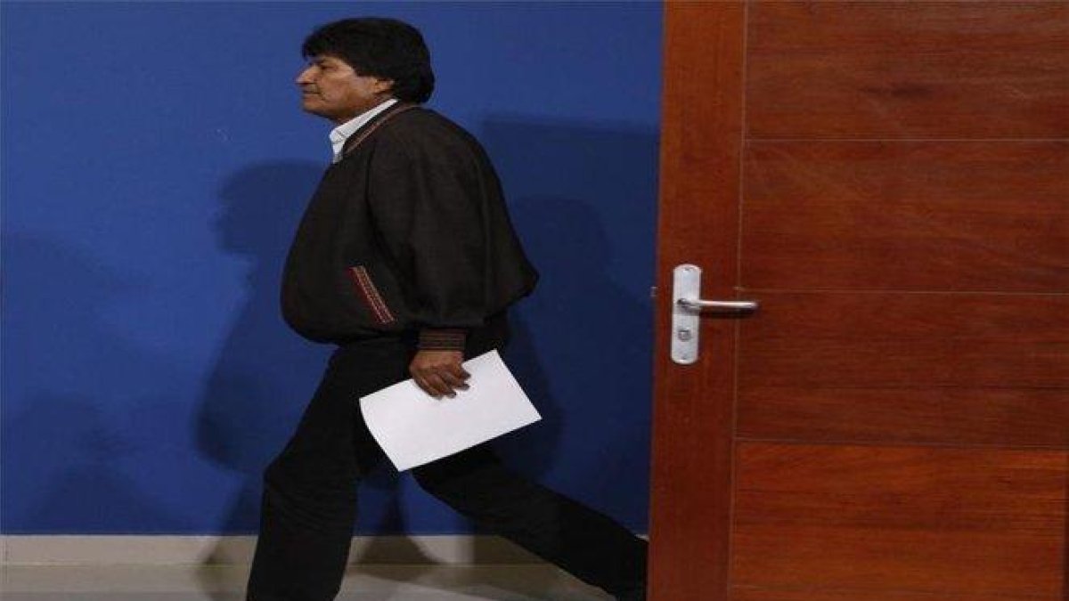 Evo Morales saliendo después de anunciar su renuncia a la presidencia de Bolivia.-AP