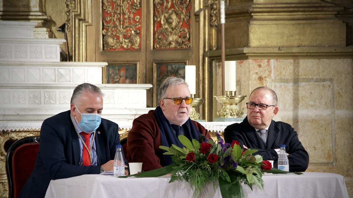 Ernesto Uría, en el centro, en la presentación del Soneto. C.S.PALABRAS