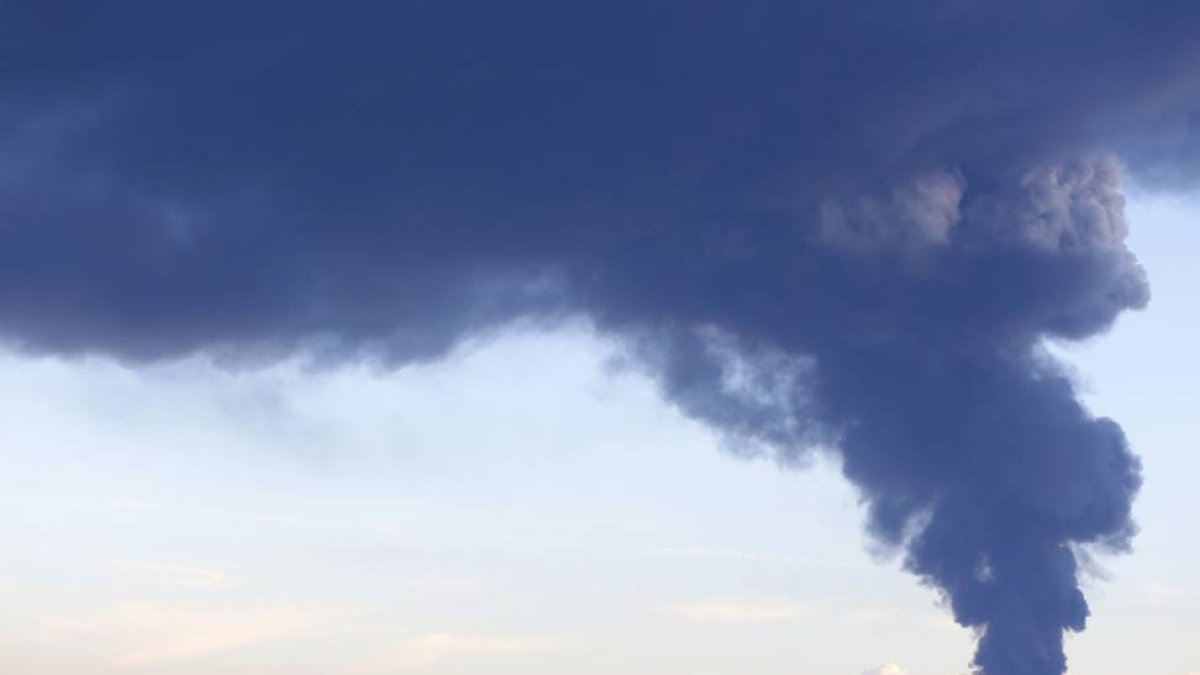 Columna de humo del incendio en la Planta de Reciclaje de Neumáticos de Ardoncino (León), vista desde la capital-Ical