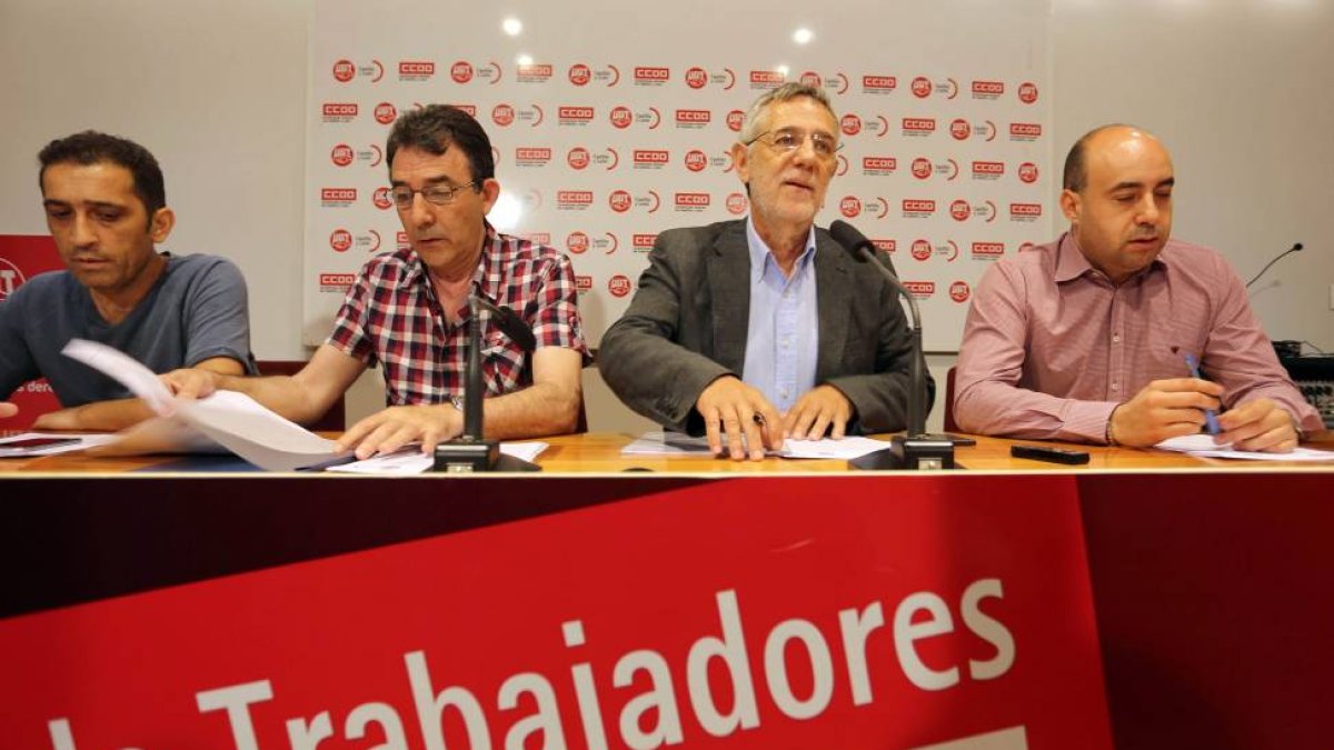 os secretarios regionales de CCOO, Ángel Hernández, y UGT, Agustín Prieto, presentan un Decálogo Sindical de cara al próximo debate de investidura-Ical