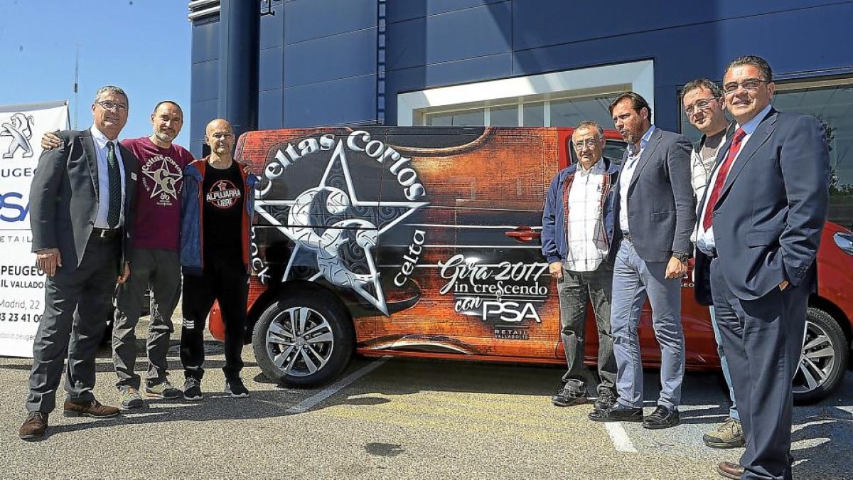 Responsables de Peugeot, los integrantes de Celtas Cortos y Óscar Puente junto al coche oficial de la gira.-PHOTOGENIC