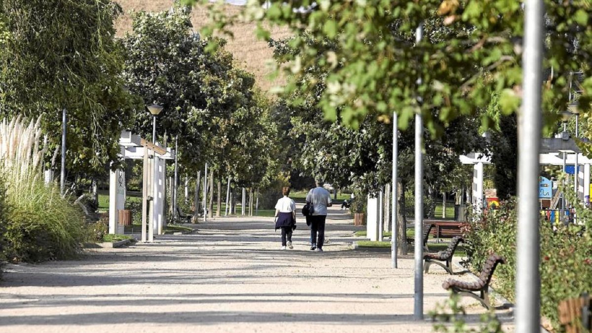 Imagen de una pareja paseando por el parque del Jardín Botánico, ubicado en el barrio de La Victoria.-PABLO REQUEJO (PHOTOGENIC)