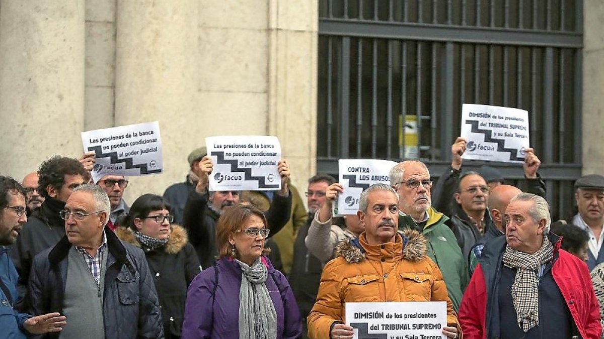 Concentración celebrada ayer a las puertas de la Audiencia Provincial de Valladolid.-ICAL