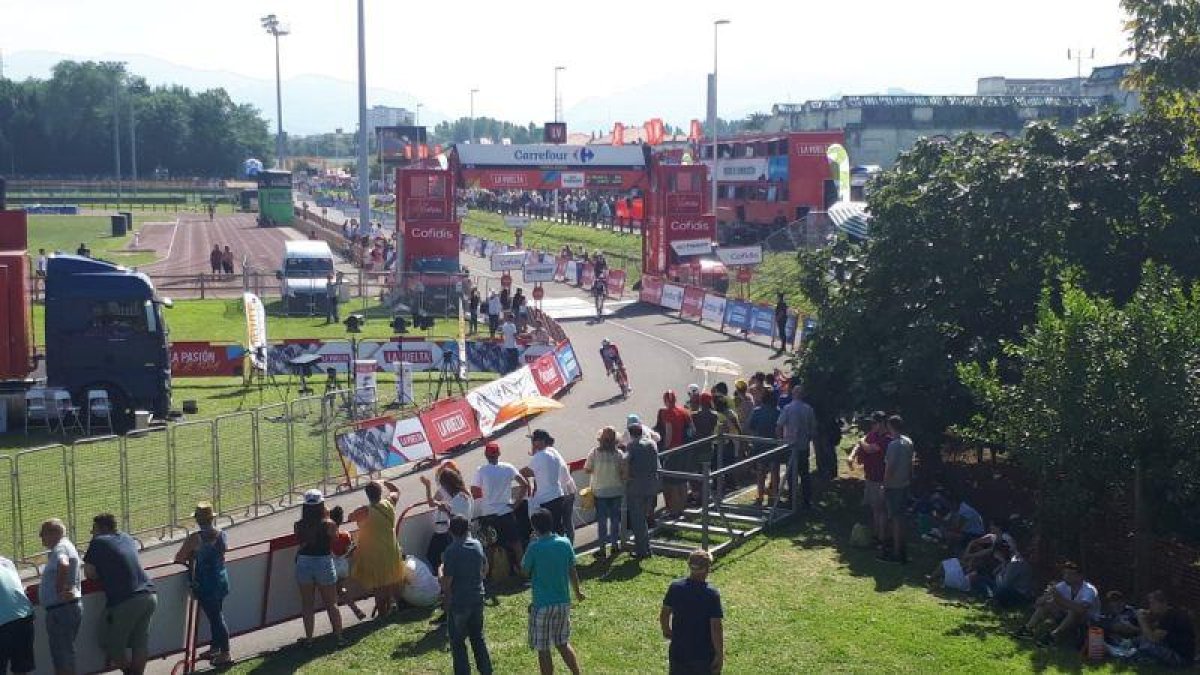 La llegada de la contrarreloj, en Torrelavega.-S.L-E.
